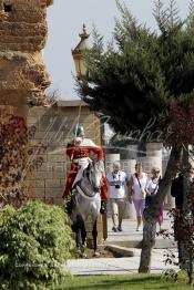 Image du Maroc Professionnelle de  Des touristes arrivent près du cavaliers à l'entrée de l'esplanade qui abrite le Minaret et la muraille de la mosquée (Tour Hassan) qui fut construite à la fin du XIIe siècle par le Sultan Yacoub el Mansour (dynastie Almohade) désireux de construire la plus grande mosquée du monde doté de 400 colonnes, la construction n’a pas été achevé suite à la mort du sultan en 1199, La tour Hassan est le symbole de Rabat son esplanade abrite le Mausolée Mohammed V de Rabat, Jeudi 20 Octobre 2011. (Photo / Abdeljalil Bounhar)
